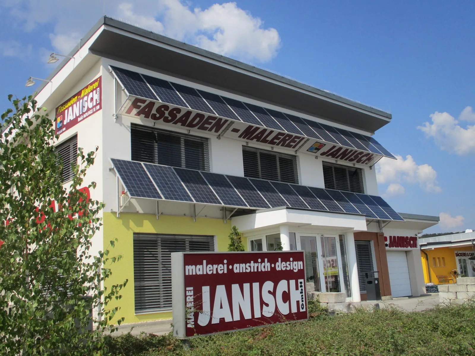 Beschriftetes Betriebsgebäude der Malerei Janisch in Oberwart