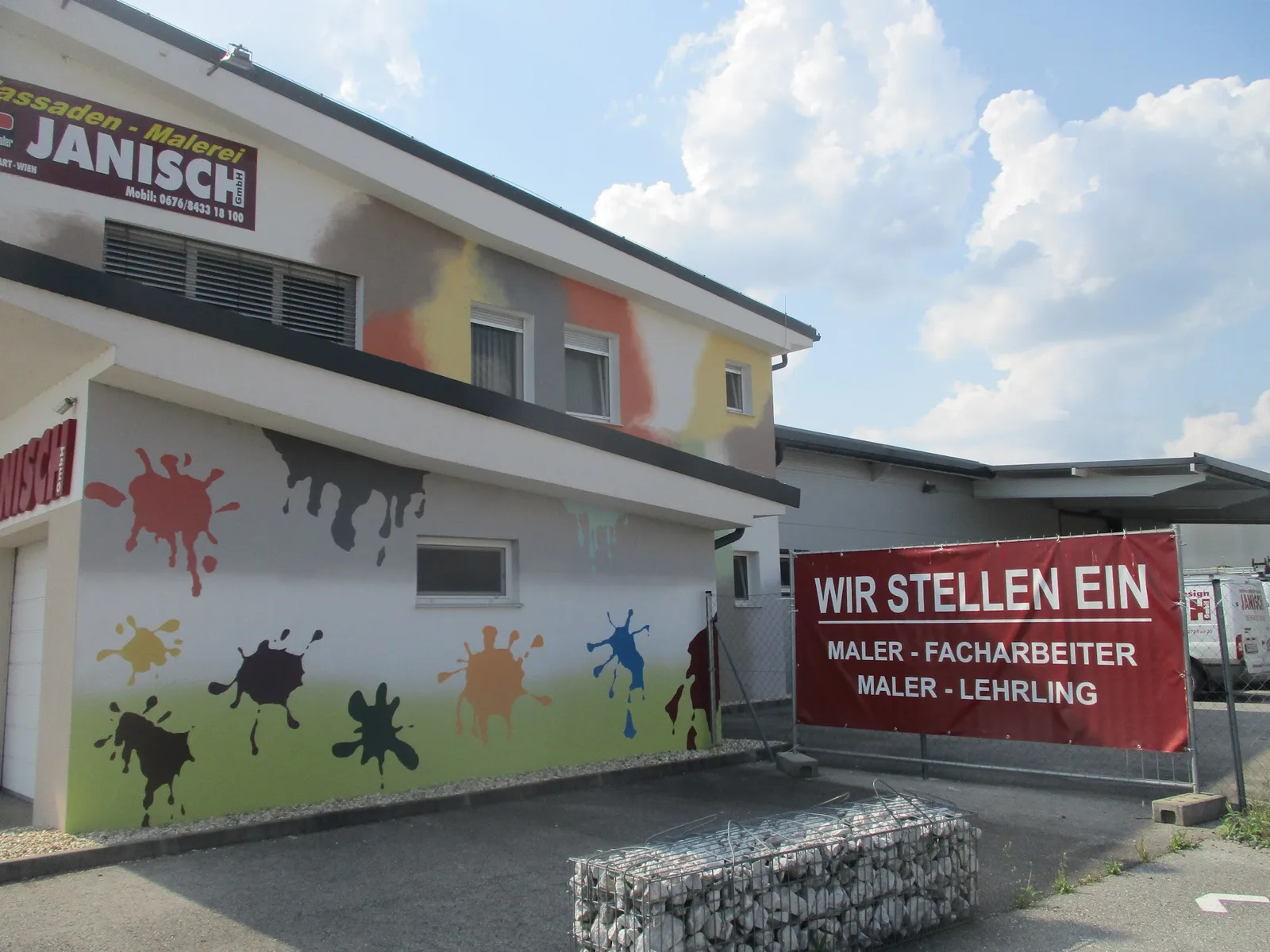 Farbig gestaltete Fassade am Betriebsgebäude der Malerei Janisch